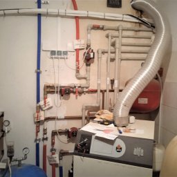 DE Systemy sp. z o. o. - Instalacja grzewcza z kotłem olejowym jako ogrzewanie awaryjne dla pompy ciepła.