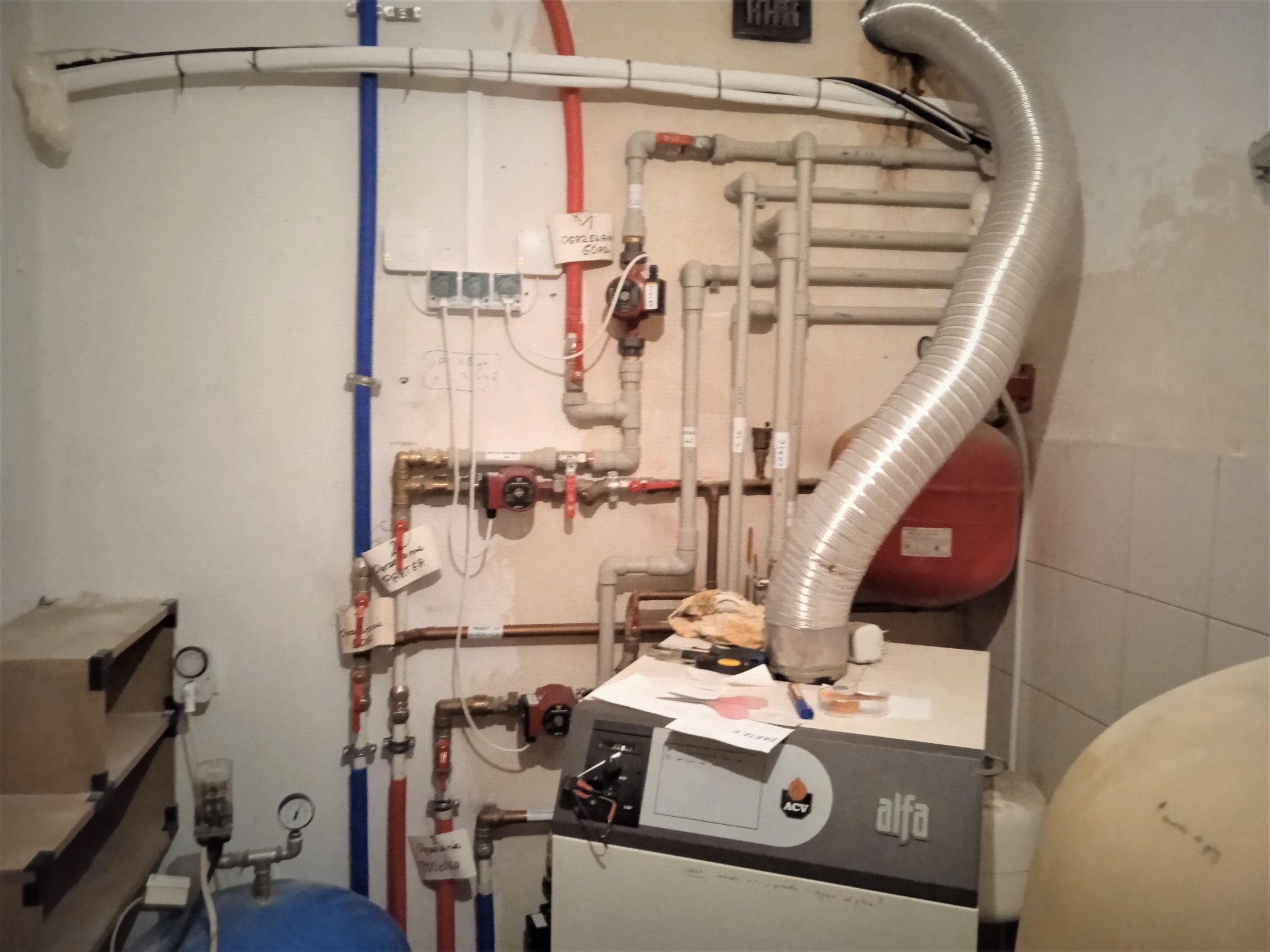 Instalacja grzewcza z kotłem olejowym jako ogrzewanie awaryjne dla pompy ciepła.