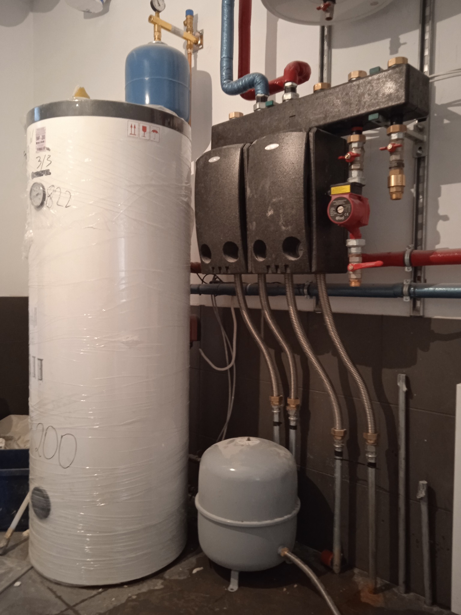 Ogrzewanie podłogowe. 2 obiegi grzewcze z grupami pompowymi.