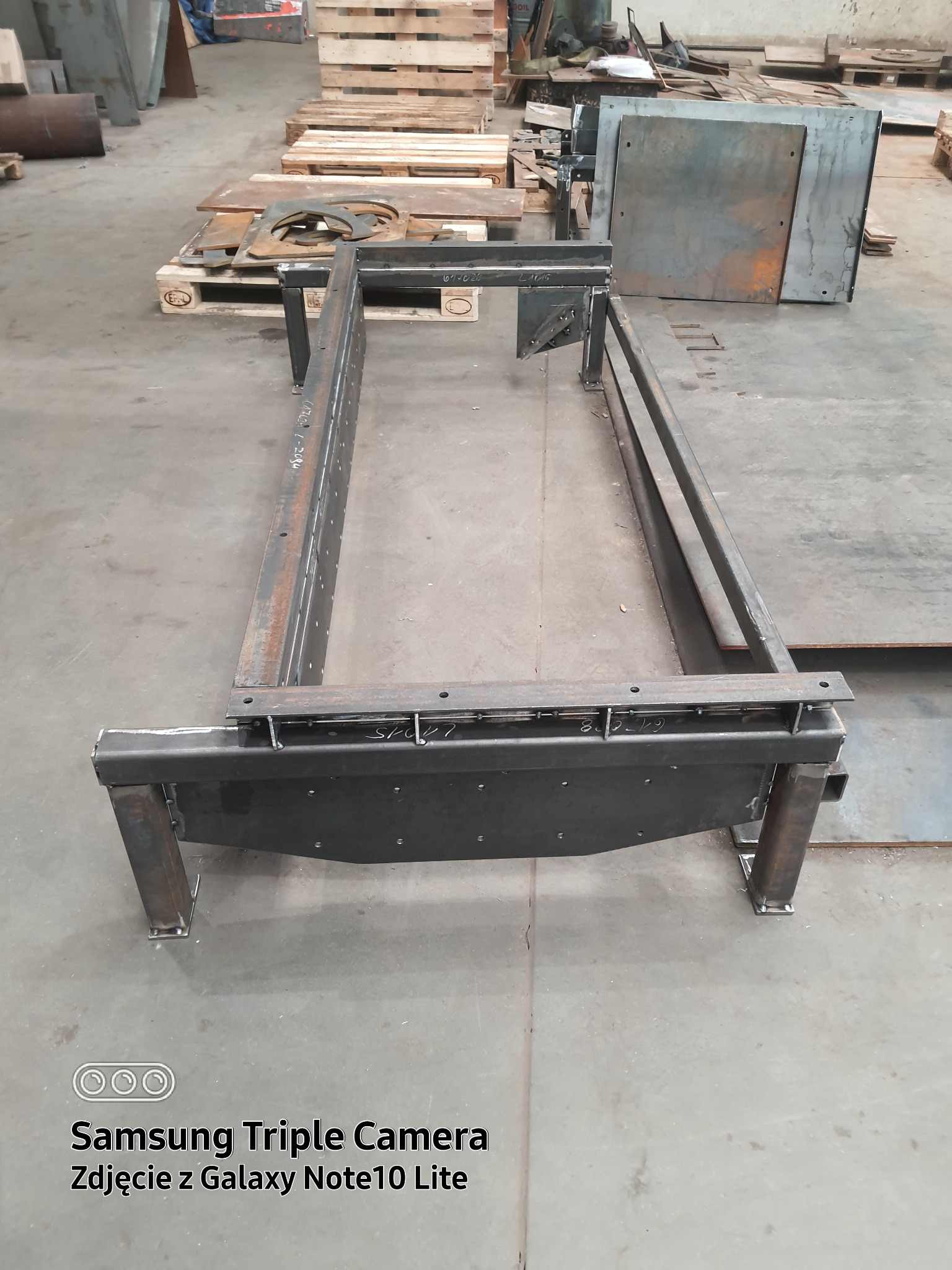 Rama z profili stalowych spawana w warsztacie, widoczne ślady spawania, przygotowana do dalszej obróbki lub montażu