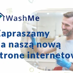Mężczyzna w niebieskich rękawiczkach czyści lustro w łazience, uśmiechając się, z tekstem reklamowym 'Zapraszamy na naszą nową stronę internetową' i logo firmy WashMe.