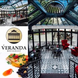 Siódemki - Wnętrze restauracji Veranda z przeszklonym dachem, czarnymi stolikami i krzesłami, wzorzystą podłogą oraz logo restauracji i zdjęciem dania z ryby.