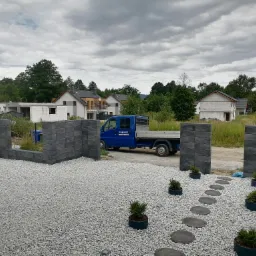 Następnie ogrodzenie skończone i zn&oacute;w same murki.