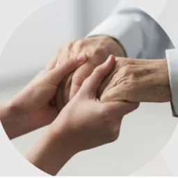 Nasi opiekunowie z troską i wrażliwośćią opiekują się podopiecznymi.