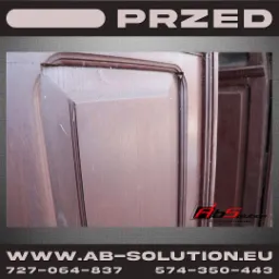 Częściowo odrestaurowane, ciemnobrązowe, drewniane drzwi z widocznymi śladami wcześniejszych zabrudzeń i logo firmy czyszczącej laserowo w prawym dolnym rogu.