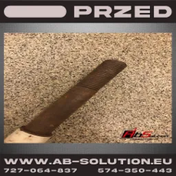 Zardzewiała śruba z gwintem na tle szarej powierzchni, widoczne logo firmy AB Solution i dane kontaktowe.