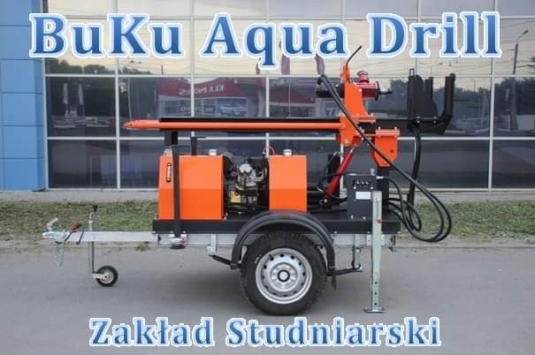 Mobilna wiertnica studni głębinowych 'BuKu Aqua Drill' na przyczepie, Zakład Studniarski, widok z boku na tle budynku.
