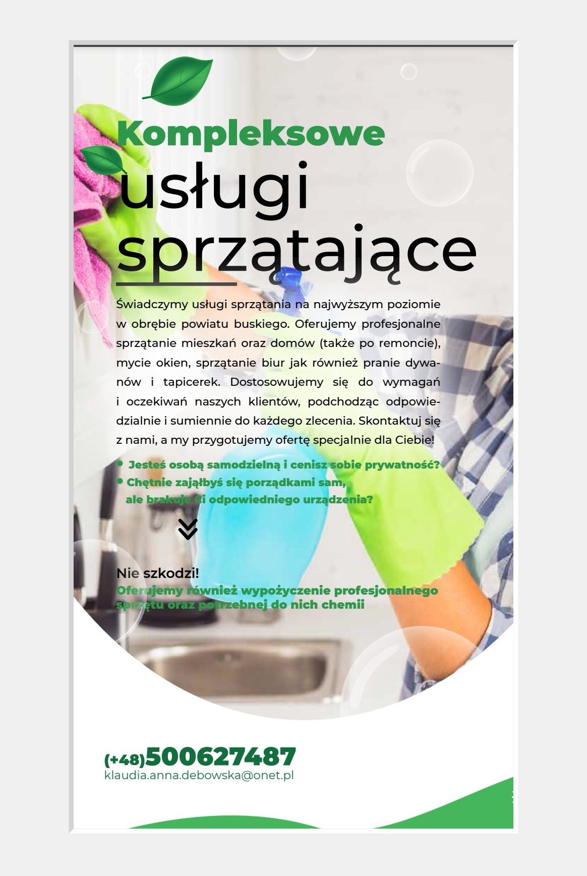 Grafika reklamowa firmy sprzątającej: dłonie w gumowych rękawicach, różowa i zielona, trzymające ściereczkę i butelkę ze spryskiwaczem, na tle tekstu o kompleksowych usługach sprzątających.