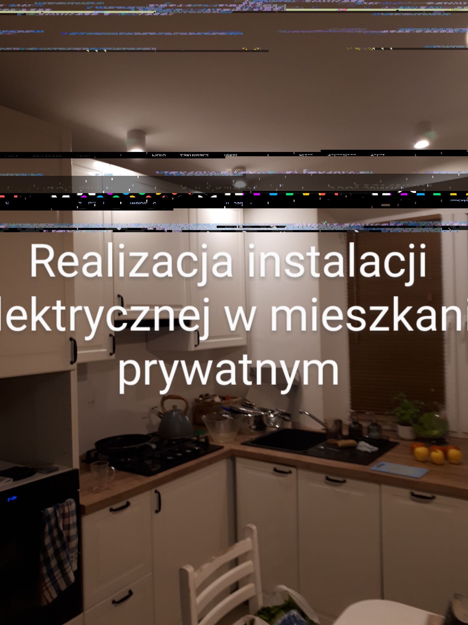 Kuchnia w mieszkaniu po instalacji oświetlenia: widoczne białe szafki z czarnymi uchwytami, płyta grzewcza, zlewozmywak i lampy sufitowe