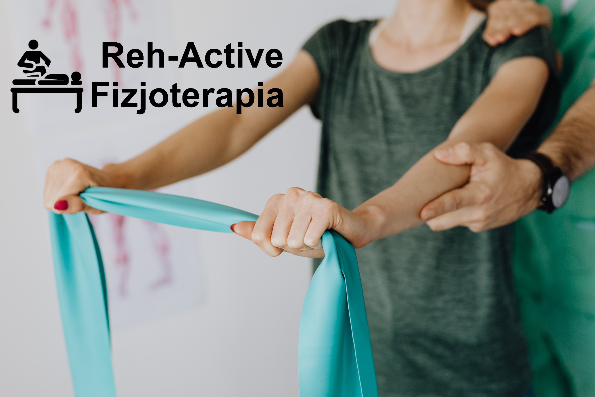 Pacjentka ćwiczy z niebieską gumą pod nadzorem specjalisty w zielonym uniformie, w tle plakat z układem kostnym człowieka.