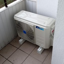 Maxcold Sp. z o.o. - Zewnętrzna jednostka klimatyzacji marki Airwell zamontowana na balkonie, widoczne wsporniki montażowe i płytki balkonowe.