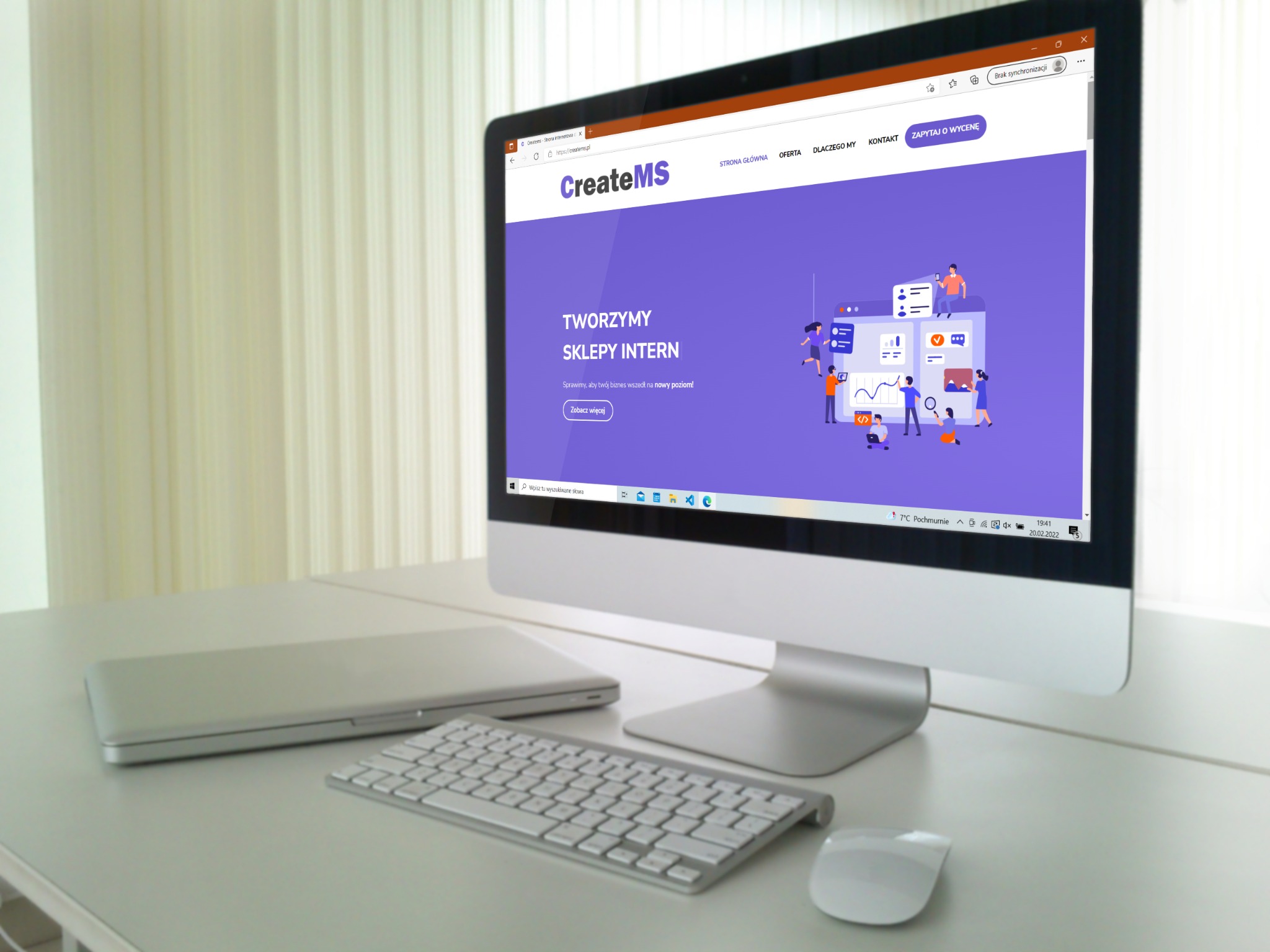 Ekran komputera iMac wyświetlający stronę internetową firmy CreateMS na biurku z laptopem, klawiaturą i myszką na białym tle.