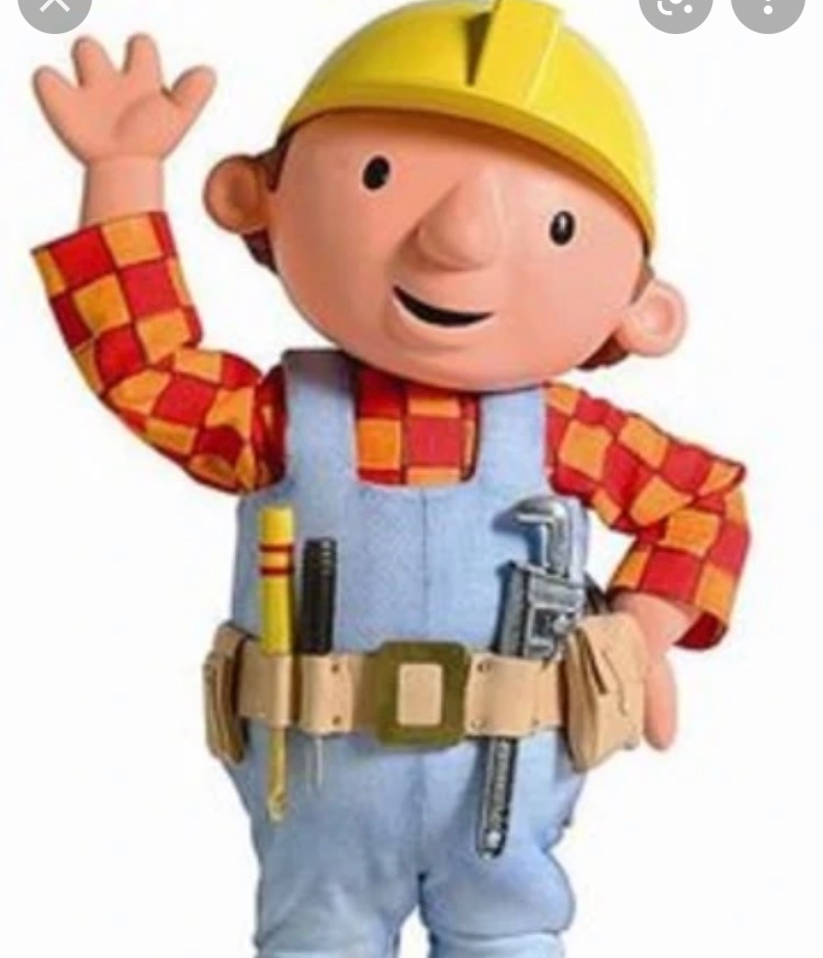 Kreskówkowa postać budowniczego Boba w żółtym kasku, kombinezonie i koszuli w kratę, z narzędziami w pasie, machająca ręką na białym tle.