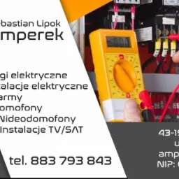 Zdjęcie wizytówki firmy elektrycznej Sebastian Lipok Amperek z Mikołowa, na której tle widać rękę elektryka wykonującego pomiary na panelu elektrycznym za pomocą multimetru.