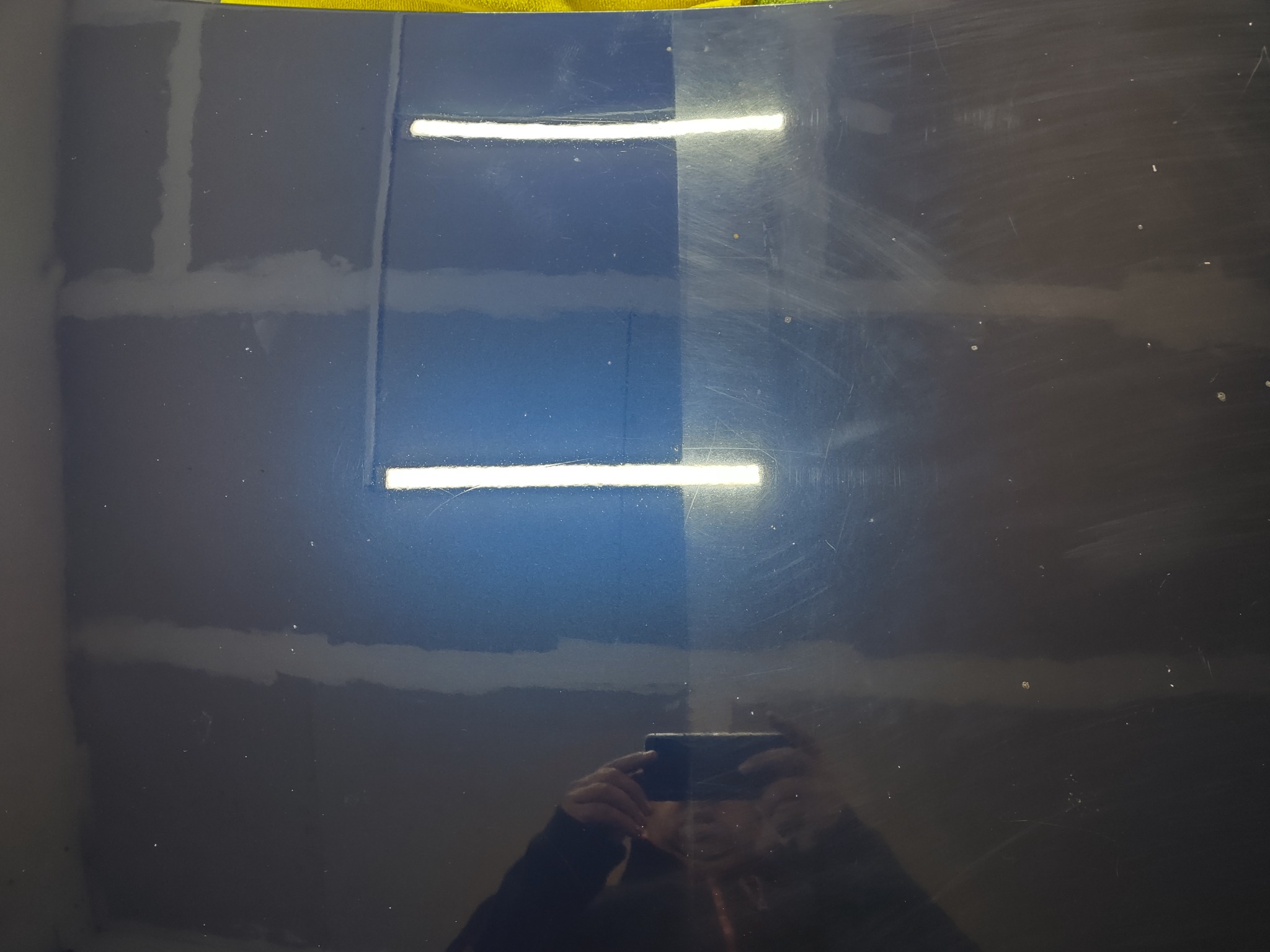 Fragment ściany po lewej stronie z widocznymi śladami szlifowania i wypełniania ubytków, kontrastuje z nieobrobioną powierzchnią po prawej, oświetloną dwoma źródłami światła.