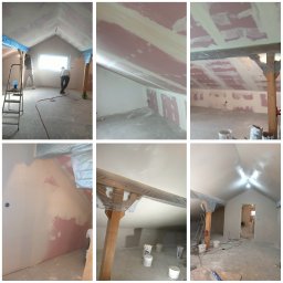 Szym-bud - Poddasze w trakcie szpachlowania, widoczne ślady po nałożonej gładzi gipsowej, zakryte folią okno, narzędzia i worki z gładzią na podłodze, dwóch pracowników w trakcie pracy.