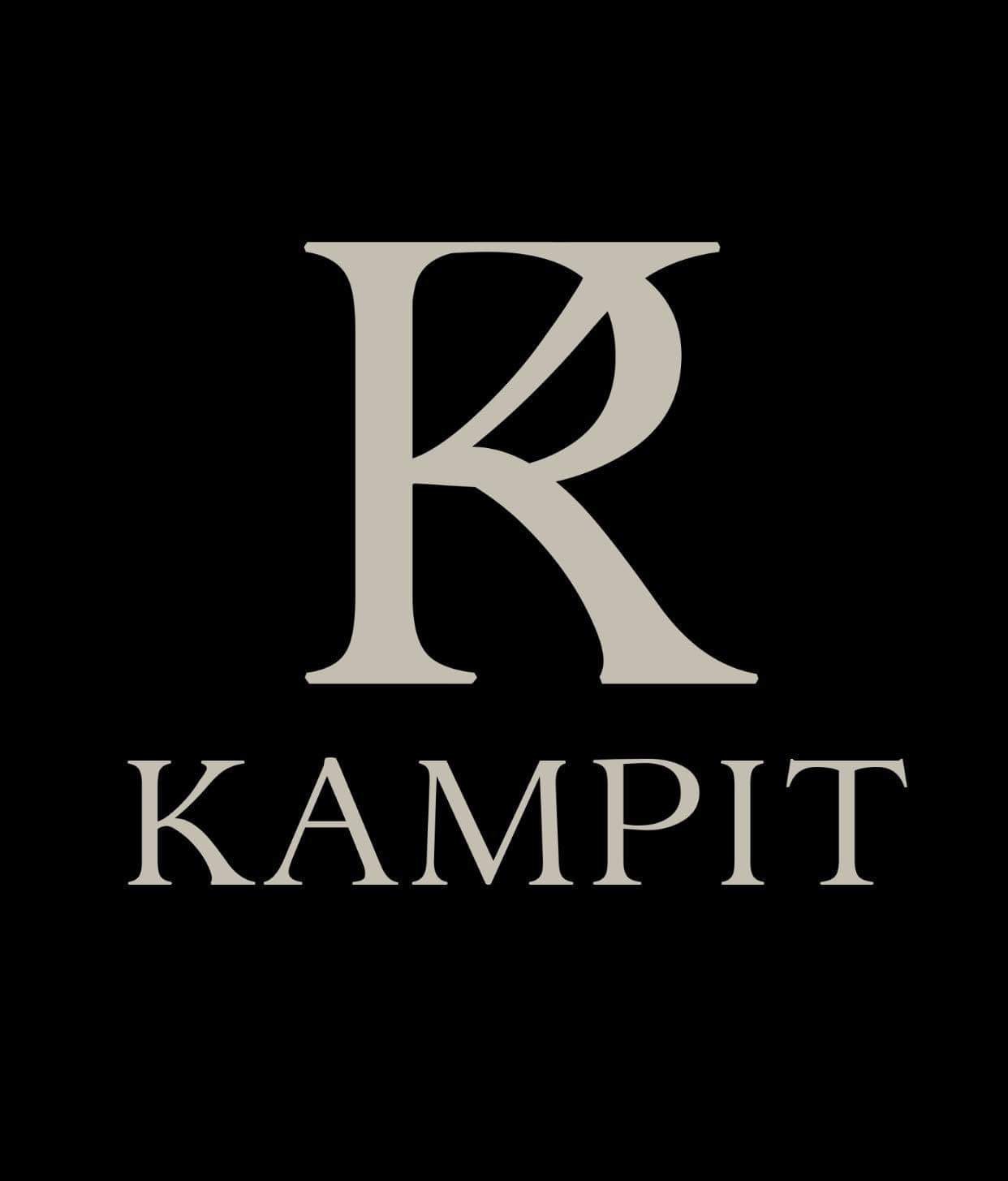 Minimalistyczne logo firmy Kampit na czarnym tle, z dużą literą 'R' umieszczoną nad pełną nazwą, utrzymane w stonowanej, beżowej kolorystyce.
