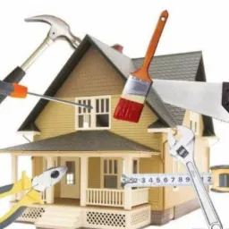 Model domu otoczony narzędziami: młotek, śrubokręt, pędzel z czerwoną farbą, piła ręczna, kombinerki, klucz nastawny i miara zwijana.