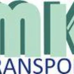 Stylizowane logo firmy transportowej MK Transport, z zielonymi literami MK połączonymi w jeden znak graficzny nad niebieskim napisem TRANSPORT.