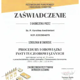 Skan zaświadczenia o ukończeniu szkolenia z zakresu przeciwdziałania praniu pieniędzy i finansowaniu terroryzmu, wydanego w Kielcach, z ilustracją prania pieniędzy w pralce.