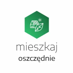 Grafika z hasłem 'mieszkaj oszczędnie' przedstawiająca dom z panelami słonecznymi i liść w zielonym heksagonie, symbolizująca ekologiczne i ekonomiczne rozwiązania mieszkaniowe.