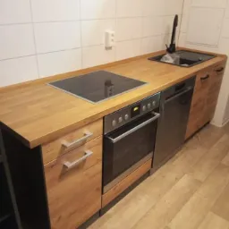 Wycięcię i Montaż blatu kuchennego zlewu .Połaczenia wod-kan...podłaczenie płyty i piekarnika do siły :)