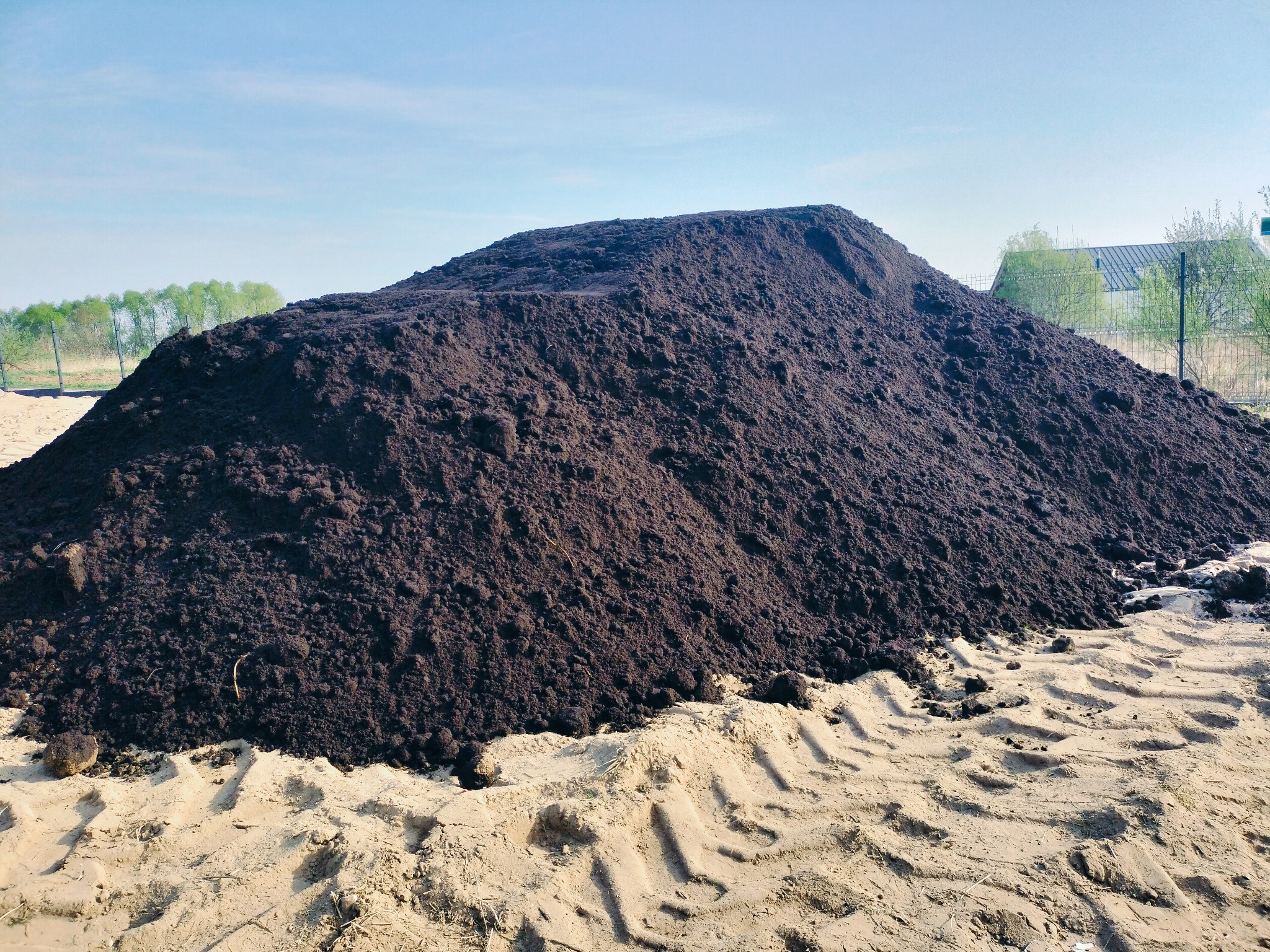 Czarnoziem - czysty, przesiany - idealny pod trawniki, nasadzenia, do zagospodarowania terenu.