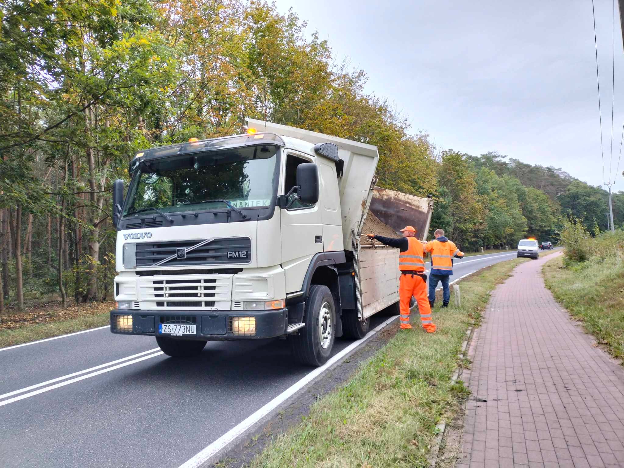 Wzmocnienie poboczy, utwardzenie terenu