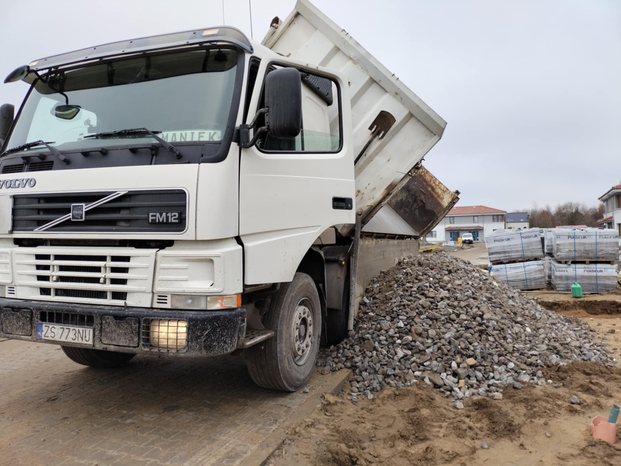 Dostawa kruszyw - kruszywo betonowe, idealne na drogi tymczasowe