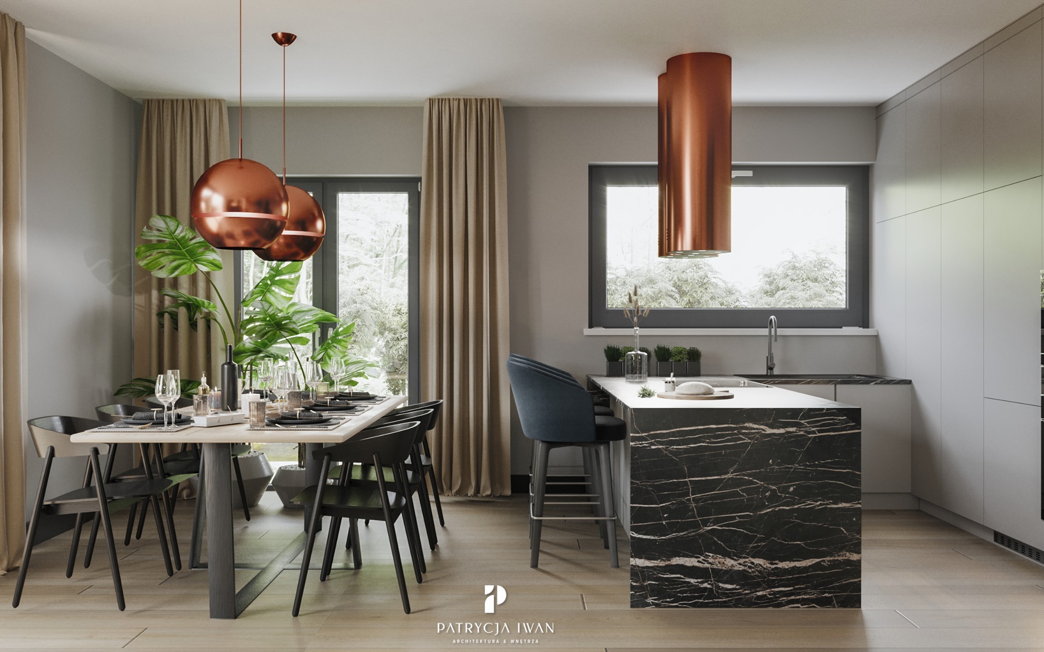 Nowoczesna jadalnia z wyspą kuchenną o marmurowym wykończeniu, miedziane lampy wiszące i okap, stół nakryty do posiłku, duże okna z widokiem na zieleń.