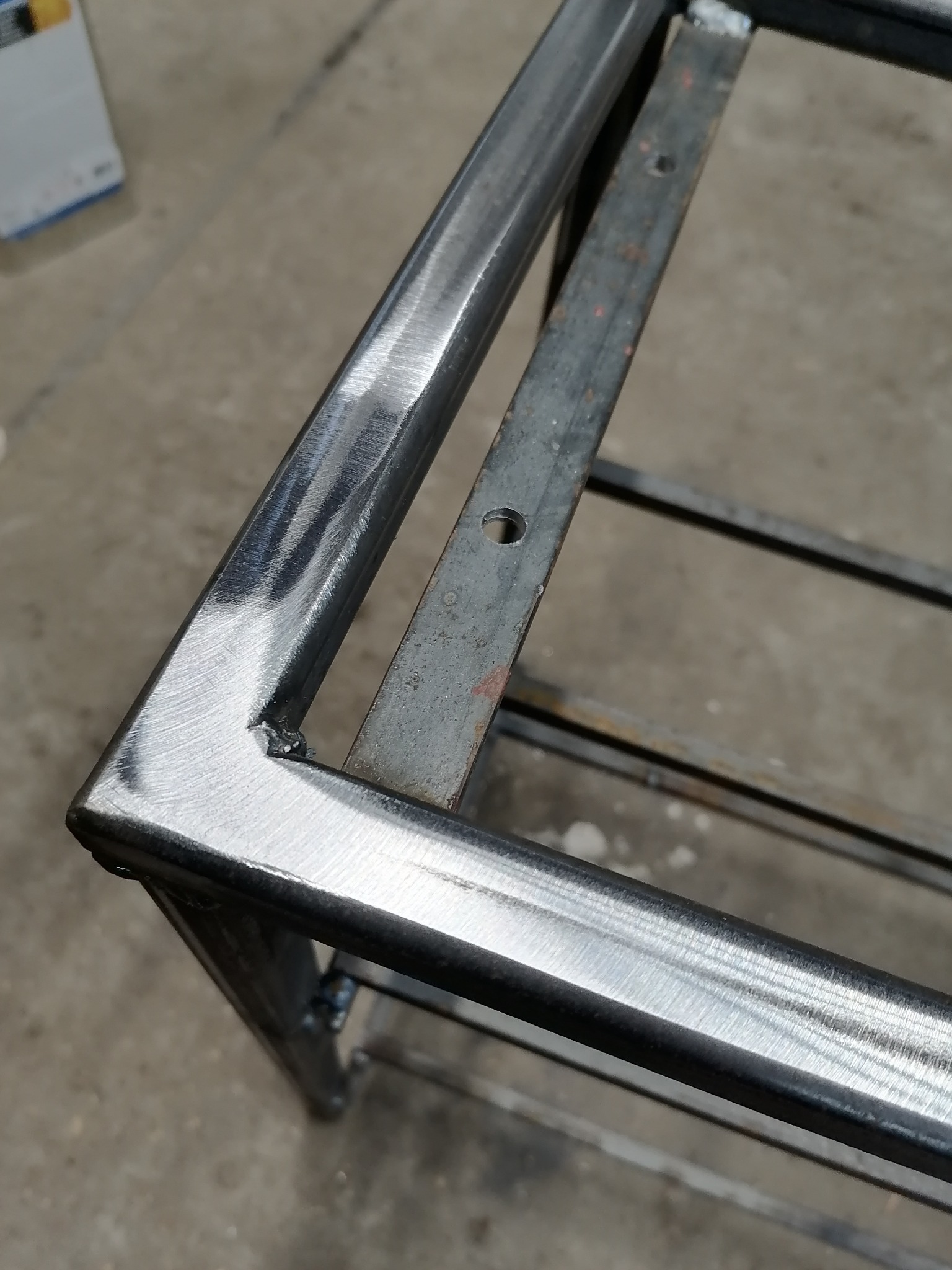 Metalowa konstrukcja spawana w Łagowie, widoczny detal rogu ramy z widocznymi śladami obróbki.