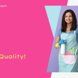 Uśmiechnięta kobieta w fartuchu trzymająca mop i butelkę ze środkiem czyszczącym na tle firmowej grafiki reklamującej usługi sprzątające.