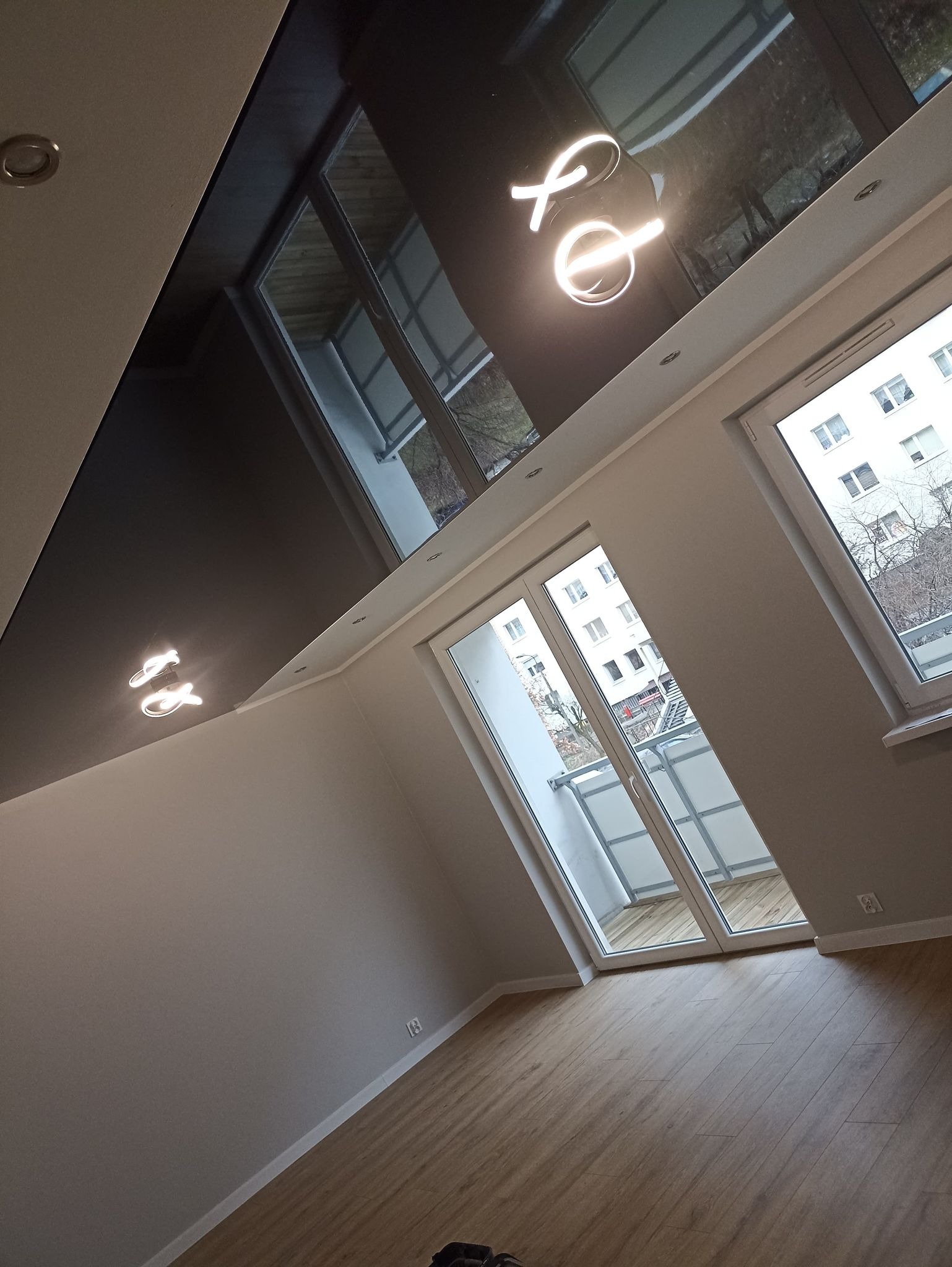 sufit napinany ramka oświetlenie