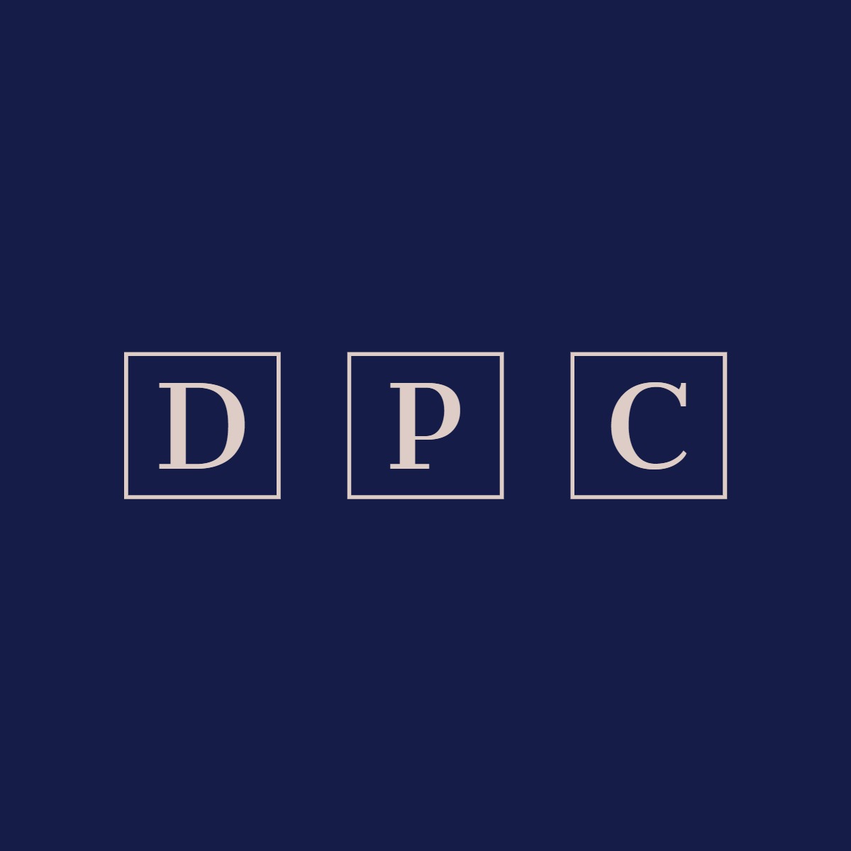 Logo firmy DPC: trzy litery w beżowych kwadratach na granatowym tle.