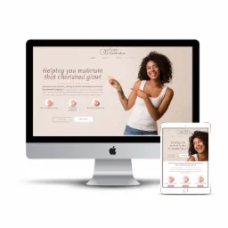 Ekran komputera i tablet prezentujące stronę internetową firmy z branży estetyki, uśmiechnięta kobieta wskazuje na treść strony.