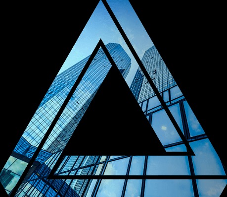 Abstrakcyjne ujęcie dwóch nowoczesnych, szklanych biurowców widzianych przez pryzmat trójkątnej ramy, z niebem odbijającym się w fasadach.