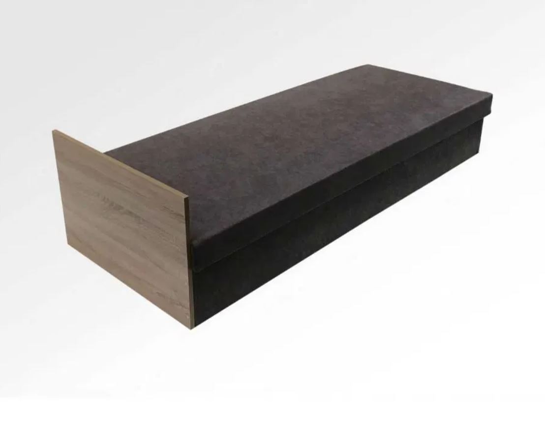 Tapicerowany puf z drewnianym bokiem, ustawiony na białym tle, prezentowany w minimalistycznym stylu.