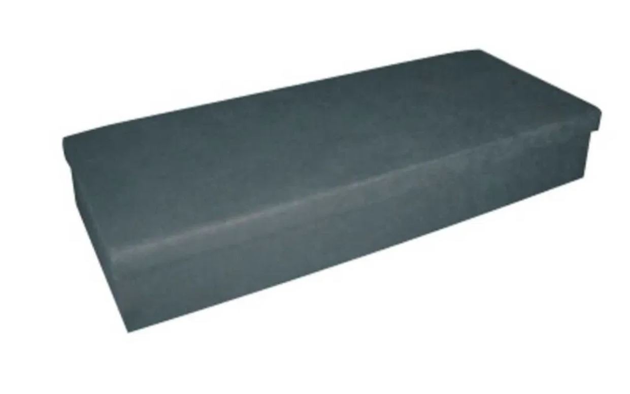 Szary tapicerowany puf w kształcie prostopadłościanu, z widocznym szwem na krawędzi górnej części, na białym tle.