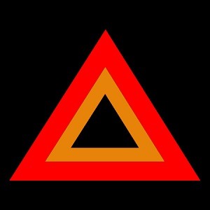 Czerwony trójkąt ostrzegawczy z pomarańczowym trójkątem w środku na czarnym tle.