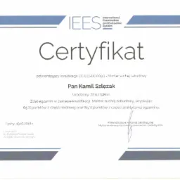Skan certyfikatu kwalifikacji 'Monter suchej zabudowy' wydanego przez International Examination and Evaluation System dla Pana Kamila Szlęzaka, potwierdzający zdanie egzaminu z wynikiem 65%...