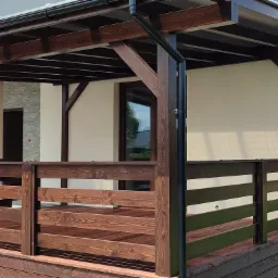 Taras z barierkami i zadaszniem