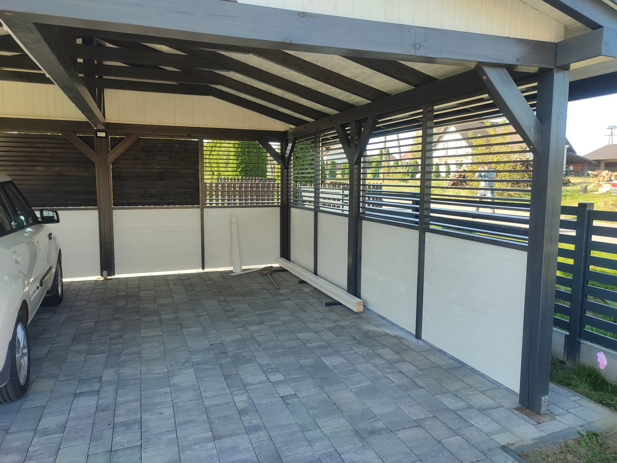 Wiata samochodowa z zabudową