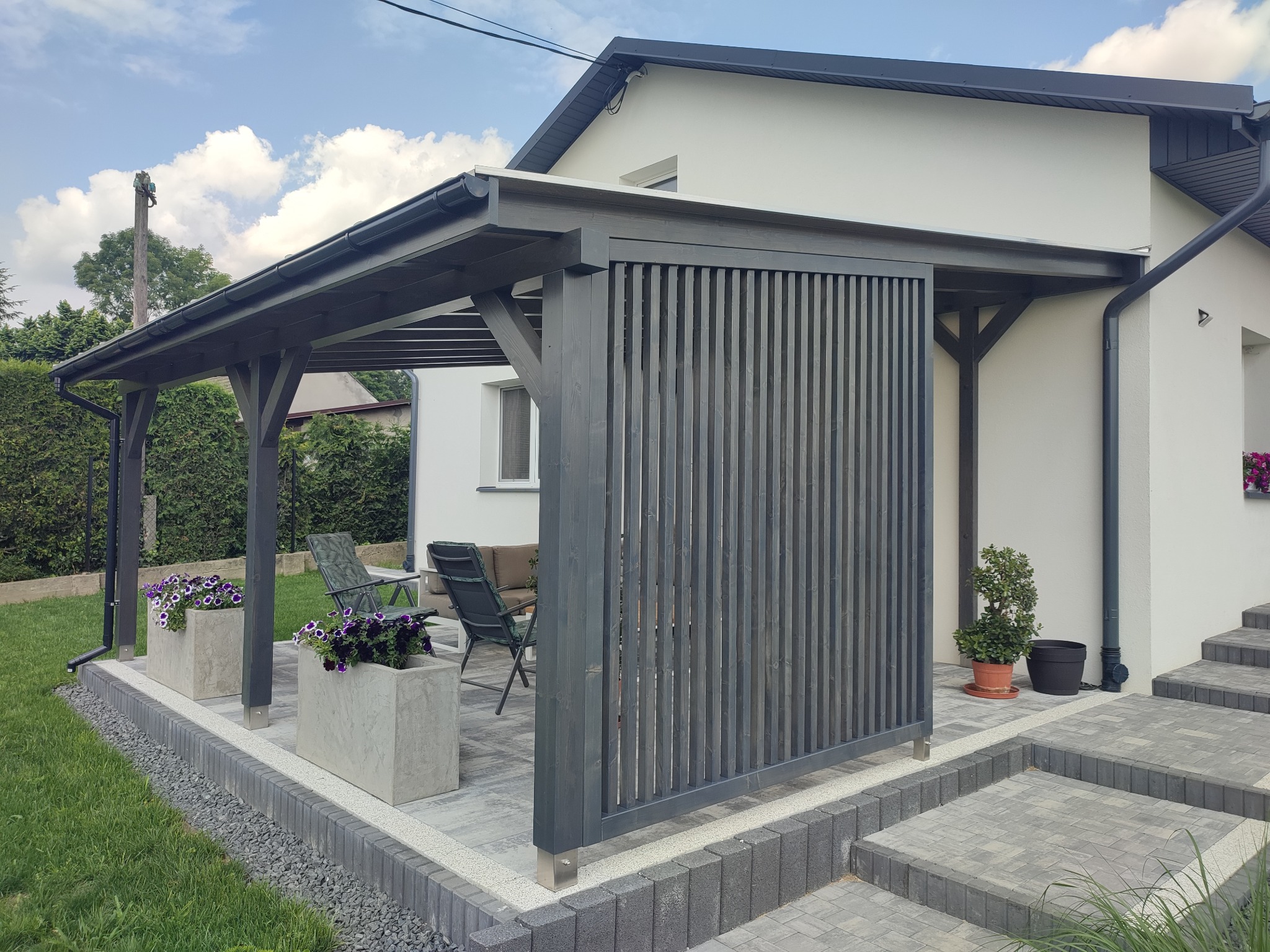 Zadaszenie poliwęglan z zabudową z lameli