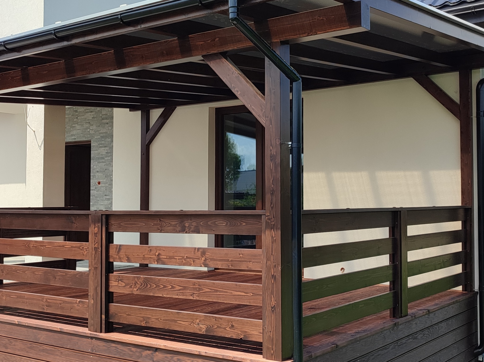 Taras z barierkami i zadaszniem