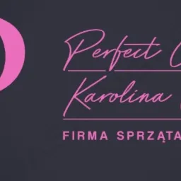 Logo firmy sprzątającej Perfect Clean Karolina Ceynowa z dużą literą P w kolorze różowym na ciemnym tle.