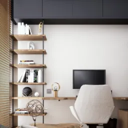 Nowoczesne biuro domowe z drewnianym biurkiem, krzesłem obrotowym, półkami z dekoracjami i czarnymi szafkami wiszącymi.