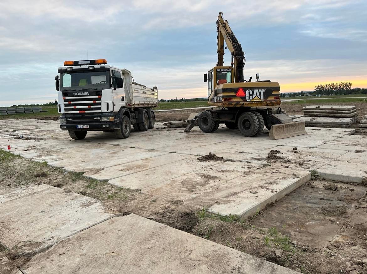 Rozbiórka placu z płyt drogowych