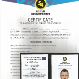 Skan certyfikatu i legitymacji instruktora sportu z Akademii Instruktor&oacute;w Sportu S4 na imię Kamil Smoleński, potwierdzające kwalifikacje trenera personalnego.