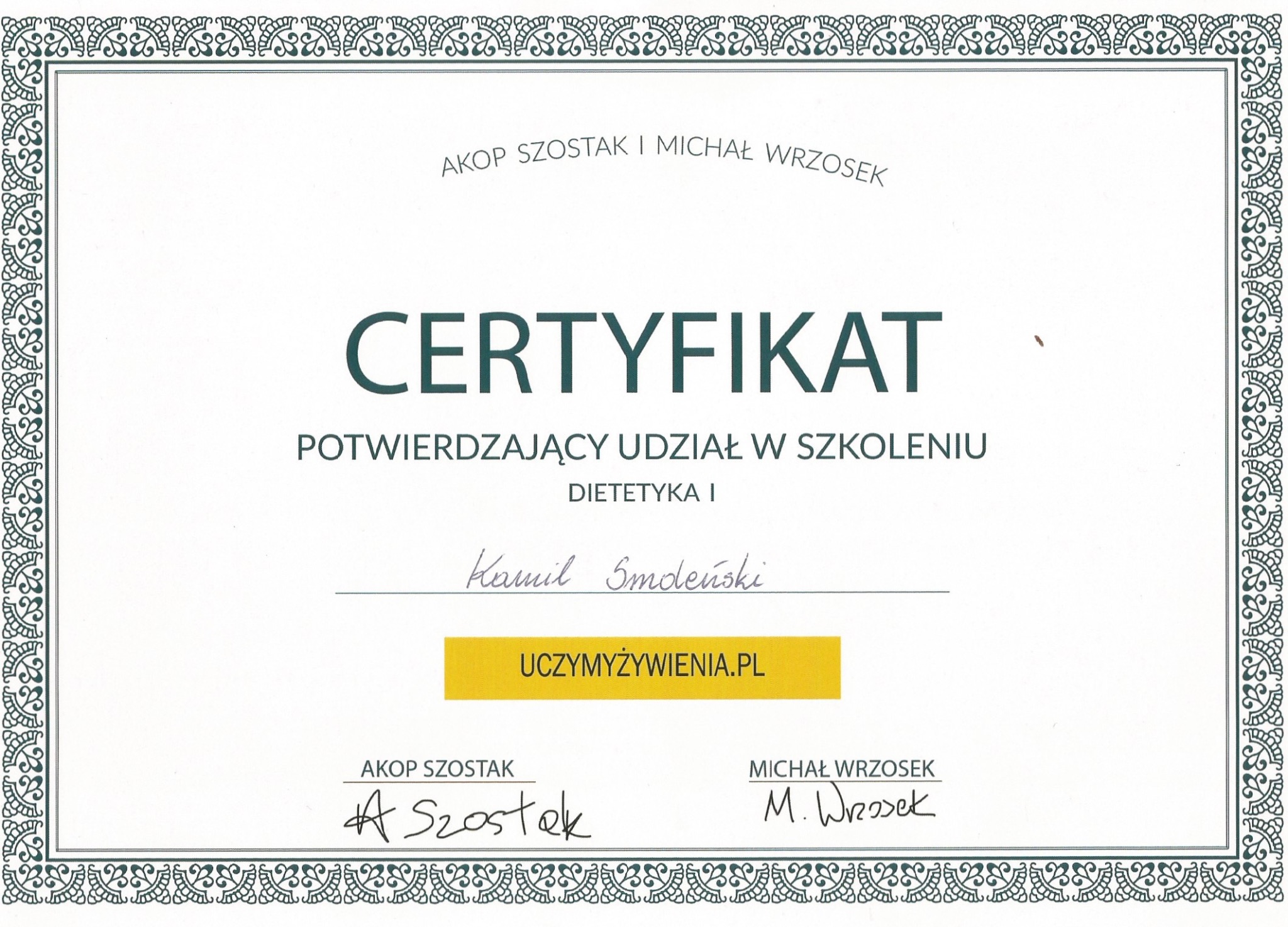 Certyfikat potwierdzający udział w szkoleniu z dietetyki, podpisany przez Akopa Szostaka i Michała Wrzoska, z odręcznym podpisem Kamila Smoleńskiego i adresem strony uczymyżywienia.pl.