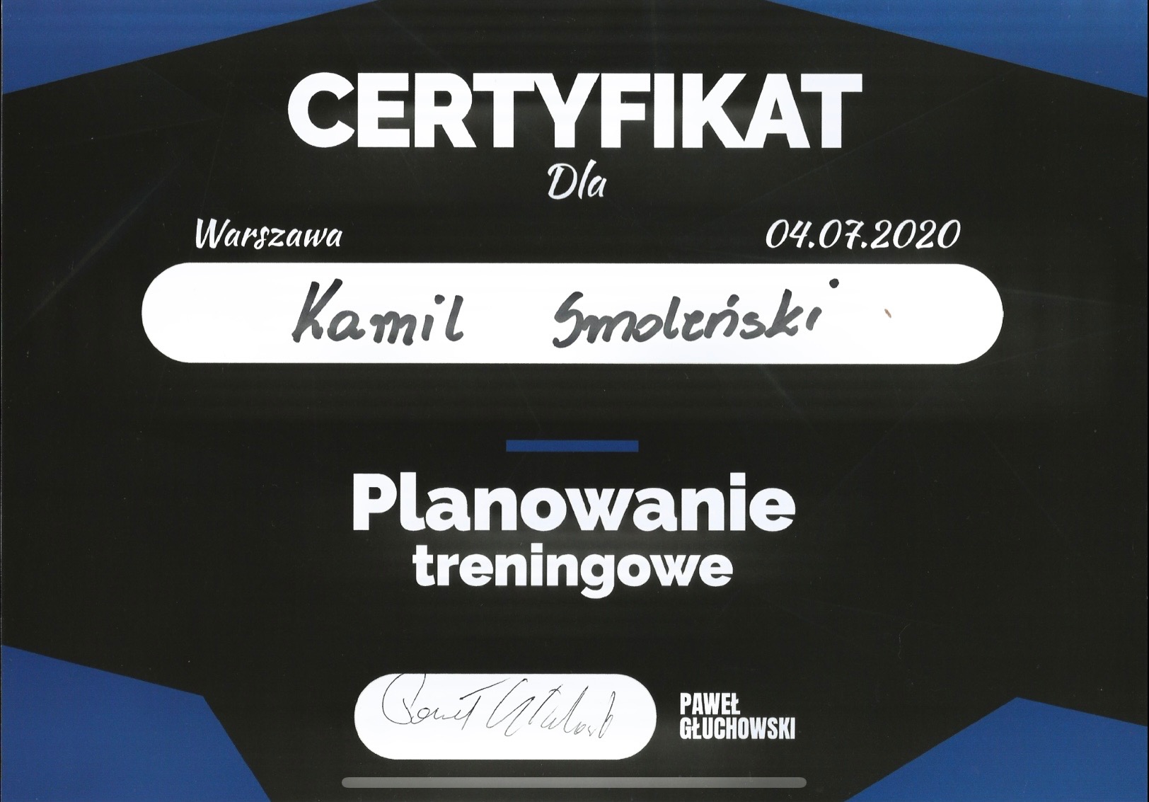 Certyfikat ukończenia szkolenia z planowania treningowego dla Kamila Smolińskiego, wydany w Warszawie 04.07.2020, podpisany przez Pawła Głuchowskiego.